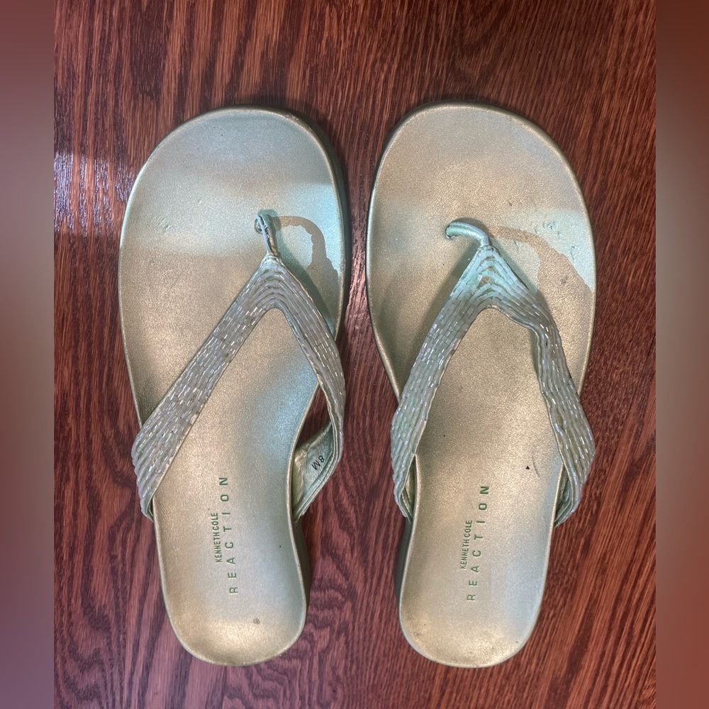 Kenneth Cole Reaction, Beaded Strap flip-flops. Size 8 Like New